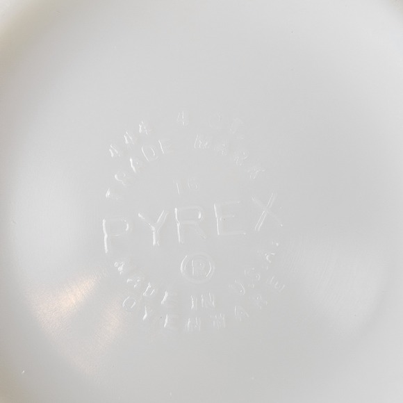 Vintage Pyrex Gooseberry Black on Yellow 444 Cinderella Mixing Bowl 4 QT - Picture 6 of 6